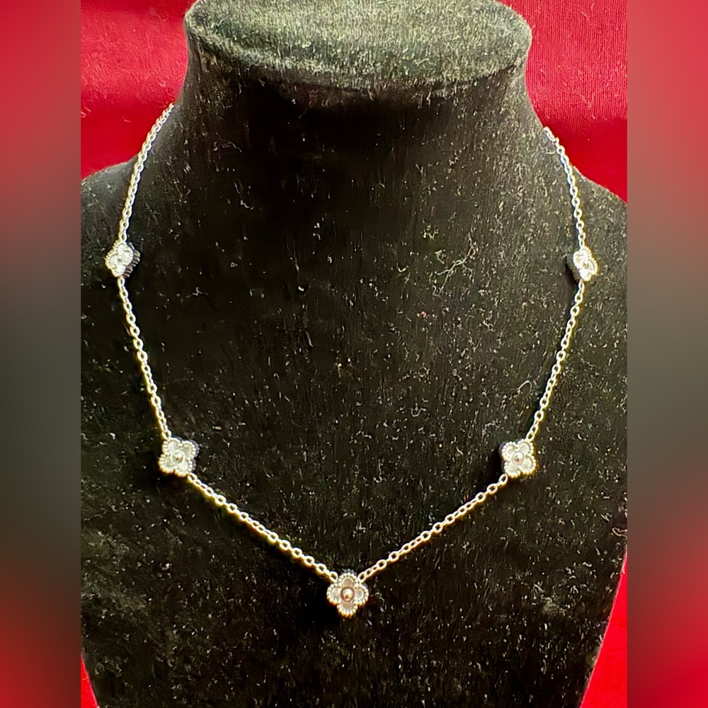 Dainty micro 9mm clovers, 18k plated necklace! Simple and classic.